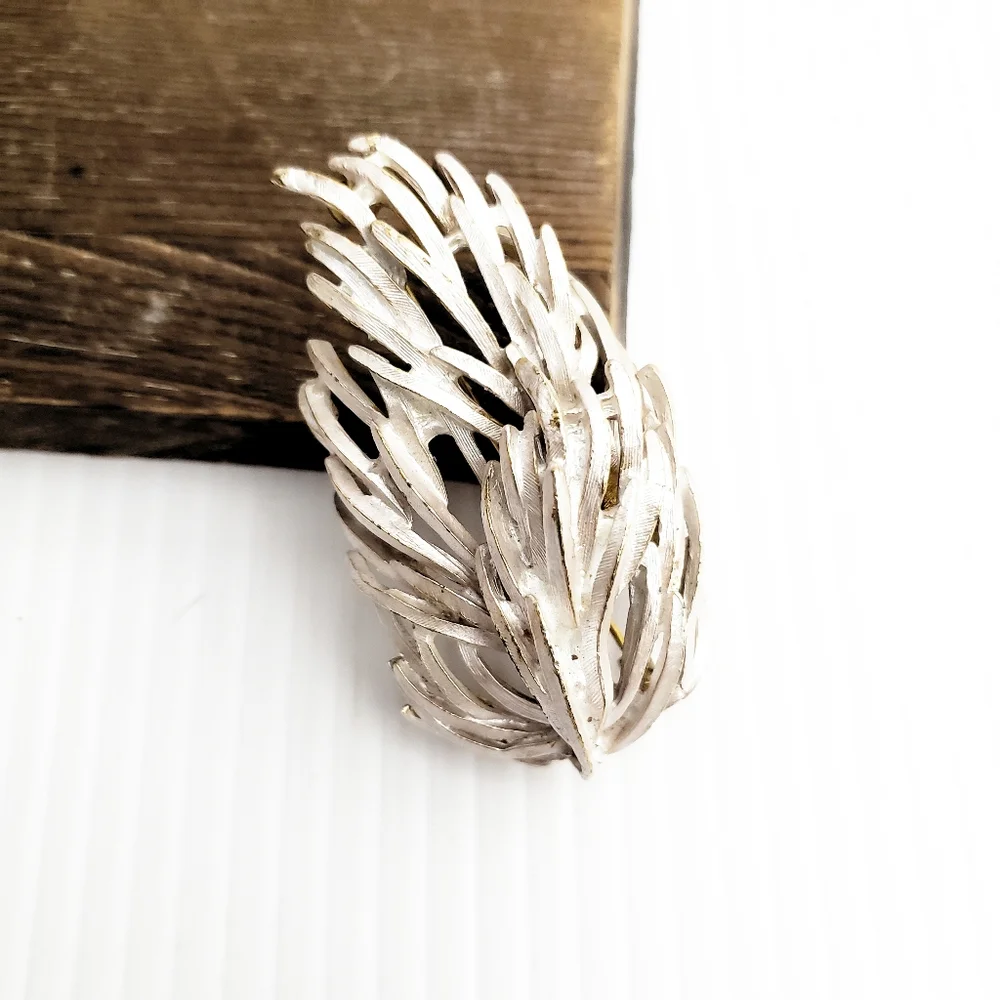 Lisa Vintage Feather Leaf Goldtone Brooch